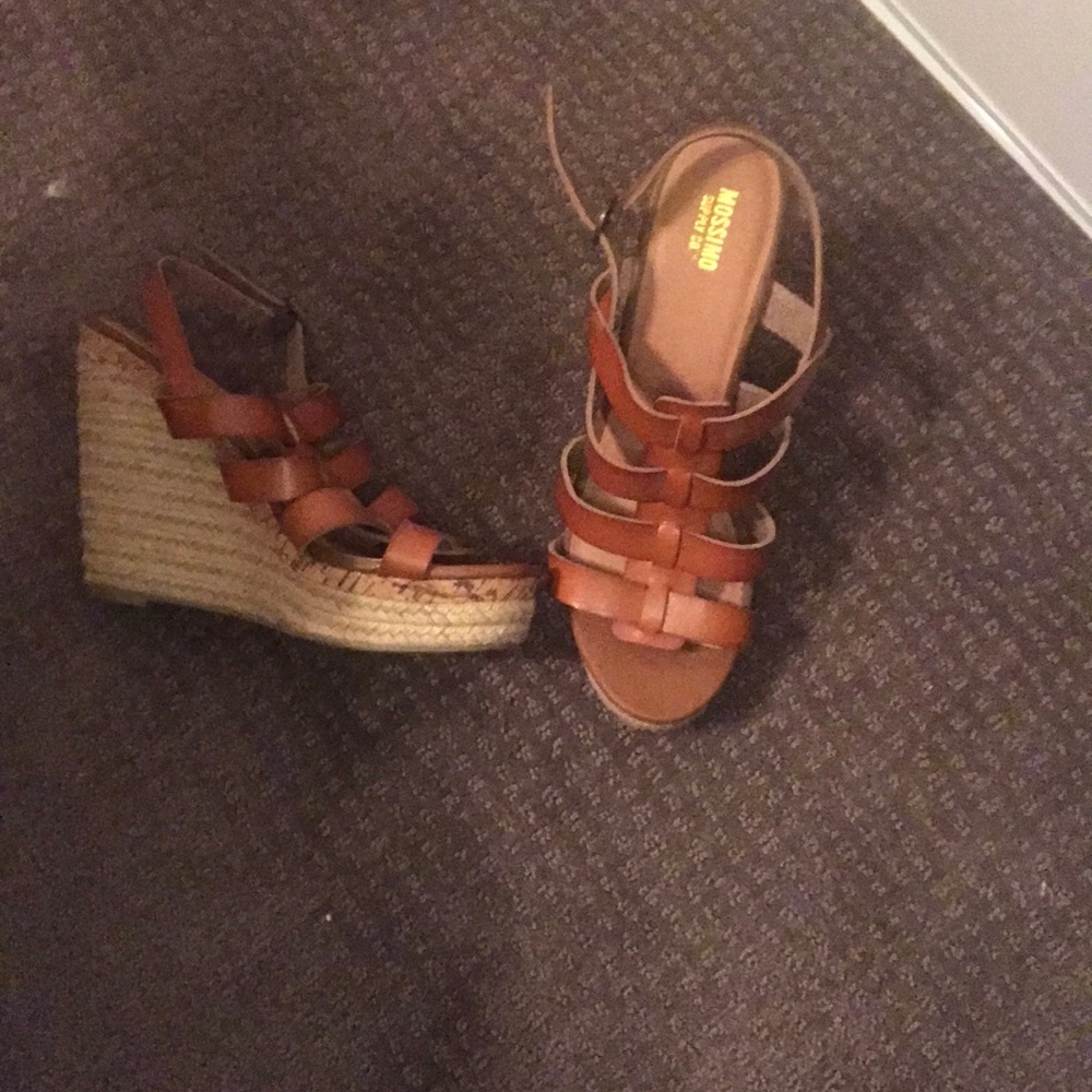 Brown wedge